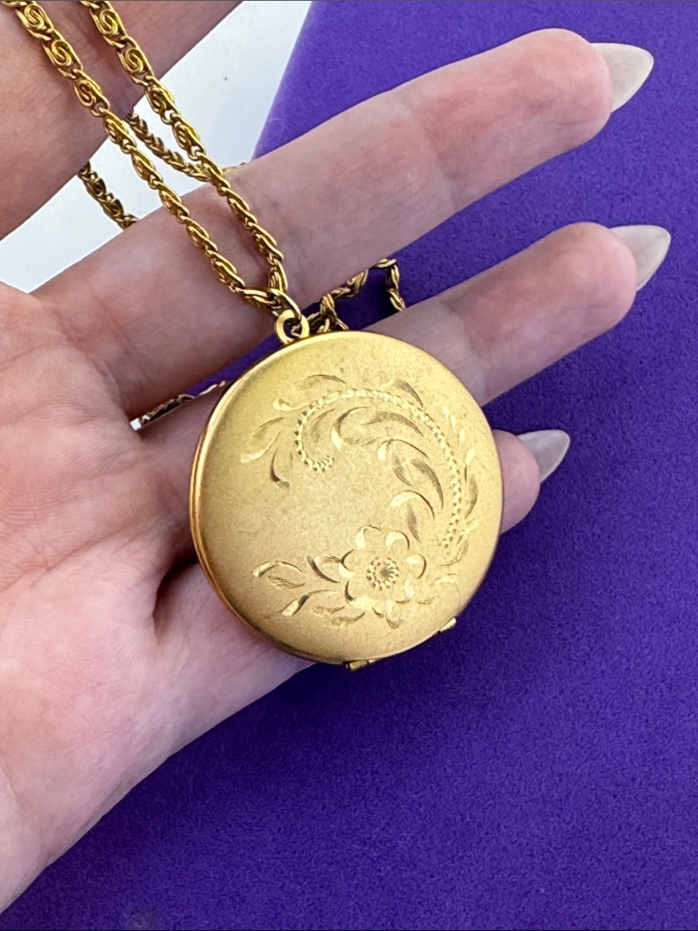 💛 Vintage Gold Plated Floral Engraved Round Locket Necklace | Botanical Romance - Picture 7 of 7